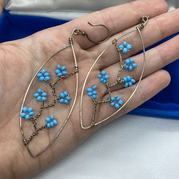 💛 Silver Tone Blue Bead Flower Earrings - Picture 3 of 3
